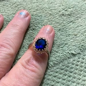 Beautiful sapphire and diamond crystal ring